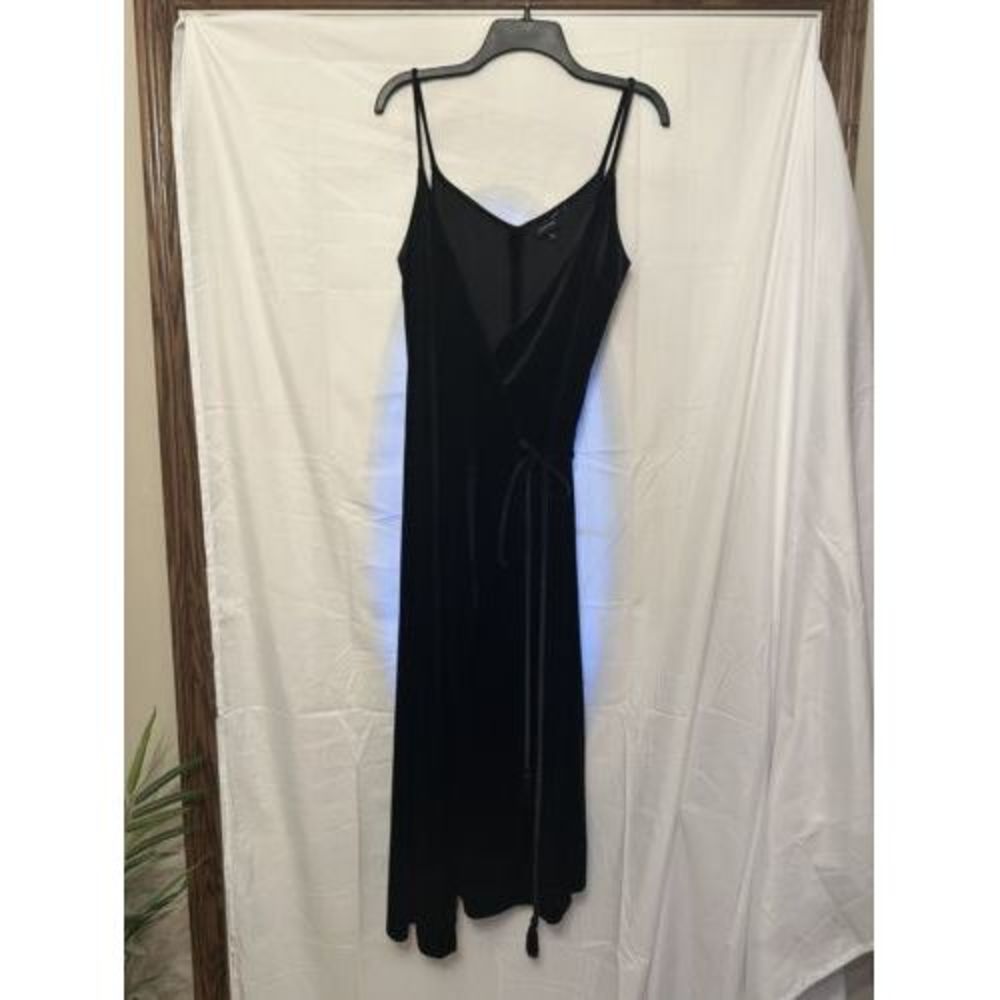Who What Wear Black Velvet Wrap Dress Women’s Size Medium Cocktail Holiday